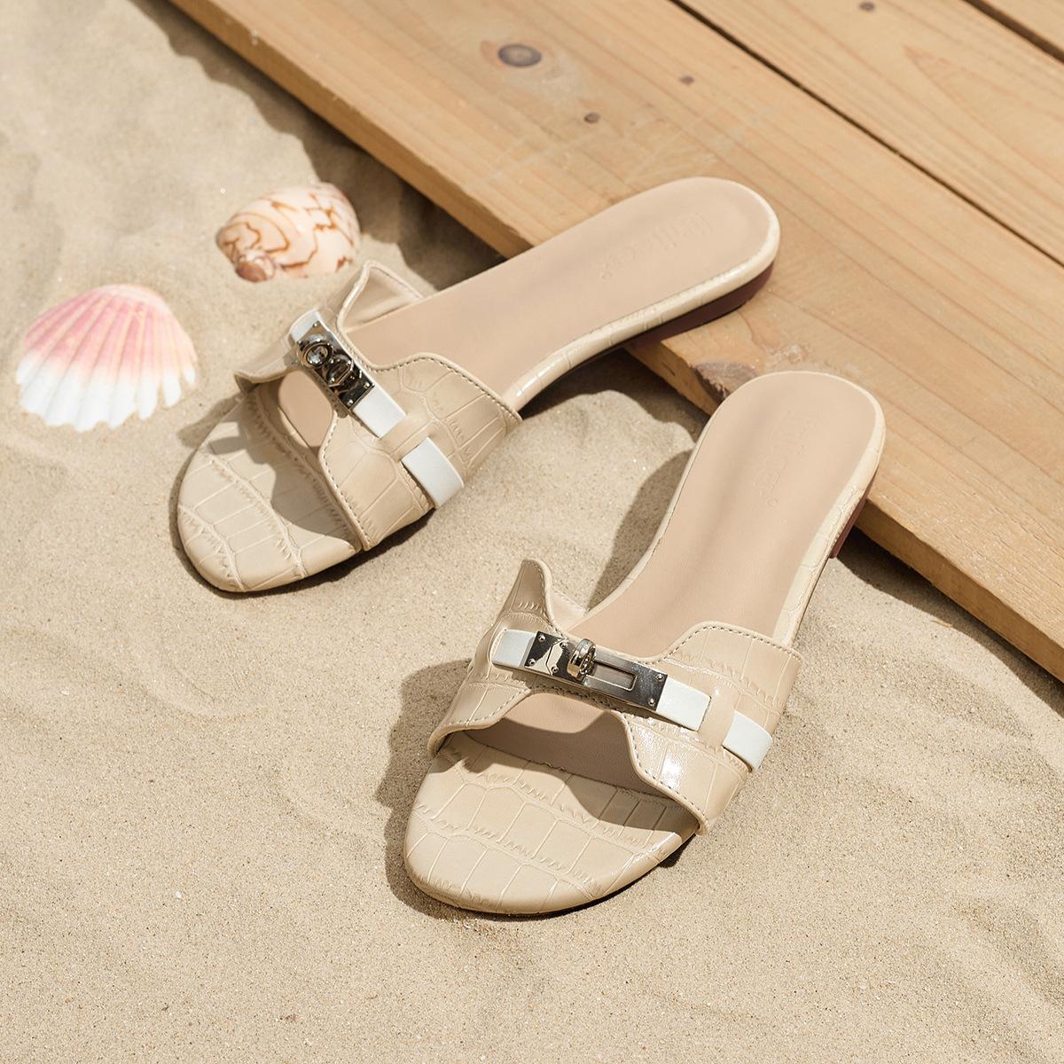 

2025 new open-toed crocodile pattern patent leather metal buckle flat-bottomed slippers for women wearing one-word beach sandals in summer 40 абрикосовый