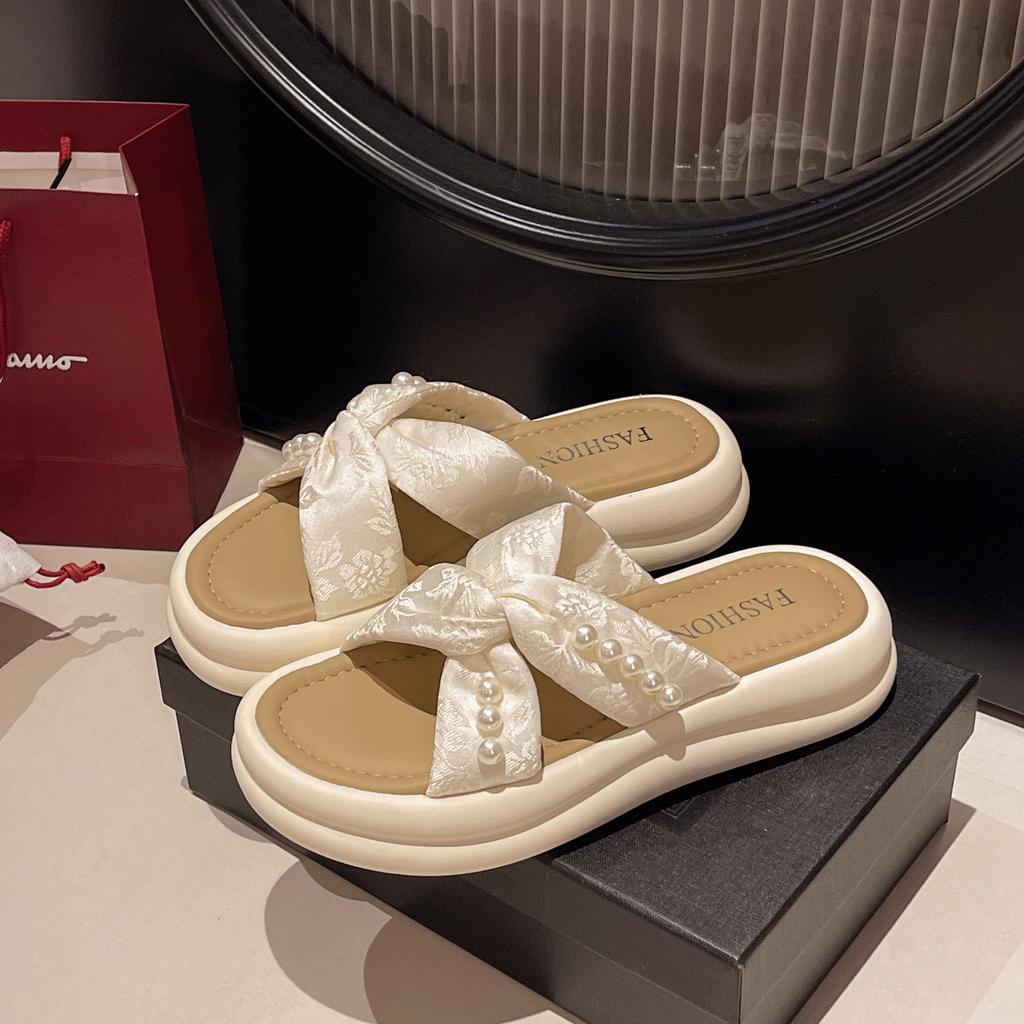 2025 Sommer neue französische Strand coole Hausschuhe tragen dicksohlige feenhafte höhenvergrößernde Damenschuhe Perle Ein-Wort-Zehenschuhe