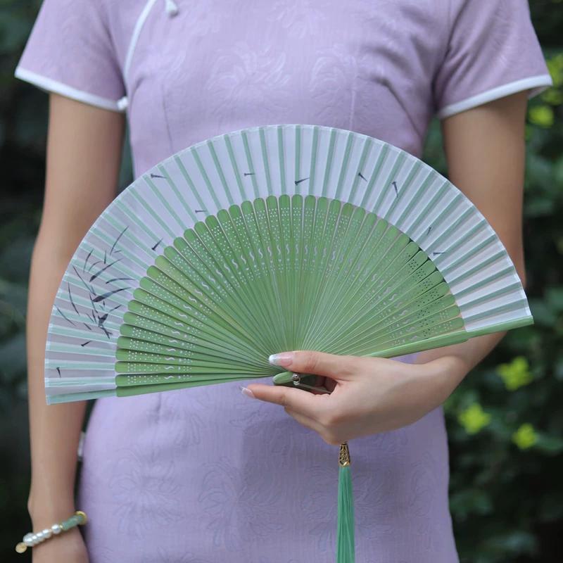 Vintage-Style Portable Green Folding Fan for Women, Suitable for Hanfu, Cheongsam, Classical Dance, and Summer Use