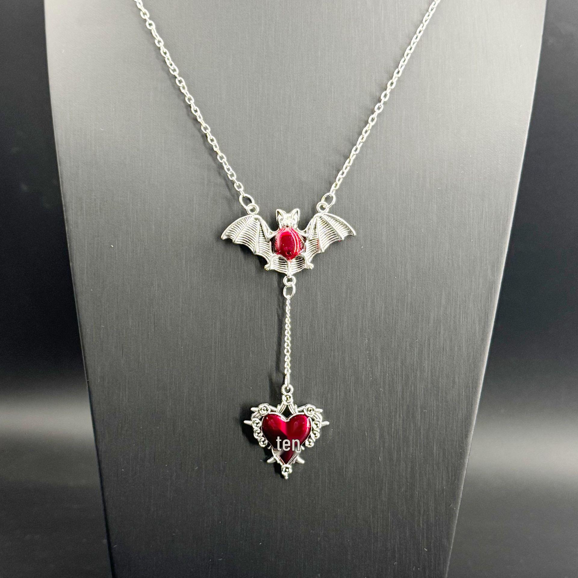 Halloween Gothic Punk Bat & Thorns Heart Pendant Necklace for Street Fashion красный