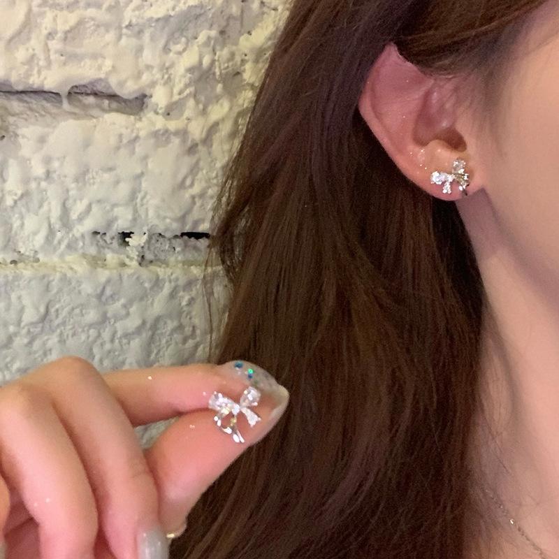 Zircon bow earrings, Korean simple and versatile stud earrings, fashionable, small and high-end temperament earrings.