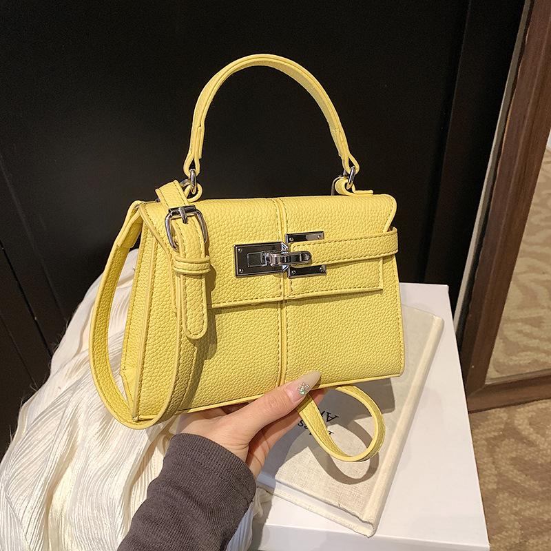 Portable small square bag 2025 new simple retro women's bag fashionable versatile niche simple commuter messenger bag