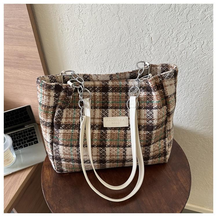 Spacious Grid Pattern 2023 Fall Winter Casual Trendy Nylon Commuter Shoulder Tote Bag For College Students