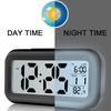 Batteriebetriebener LCD-Wecker, Temperatur, Datum, Woche, 3 Alarme, Hintergrundbeleuchtung, Schlummerfunktion, Tischuhr, Nachtsichtfunktion, 12/24-Stunden-Digitaluhr