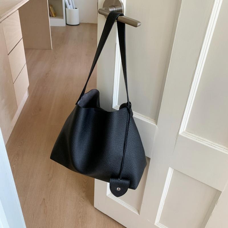 

Retro underarm shoulder bag 2025 new summer simple messenger bucket bag large capacity fashionable versatile tote bag чёрный