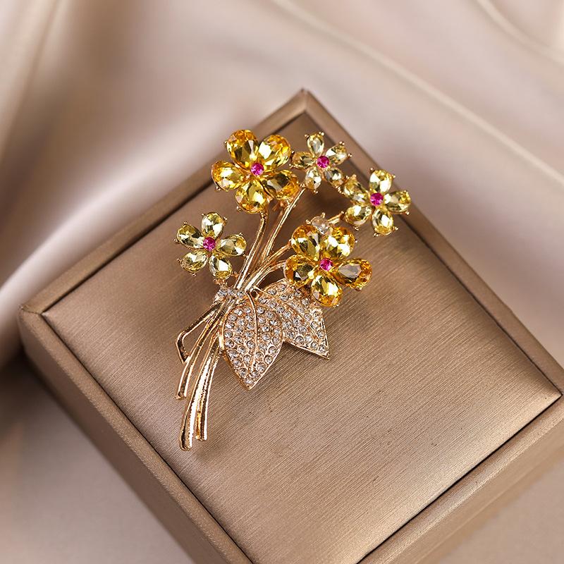 

Букеты, Пальто, Броши, Высококлассные и Броши класса люкс, Стразы и Броши