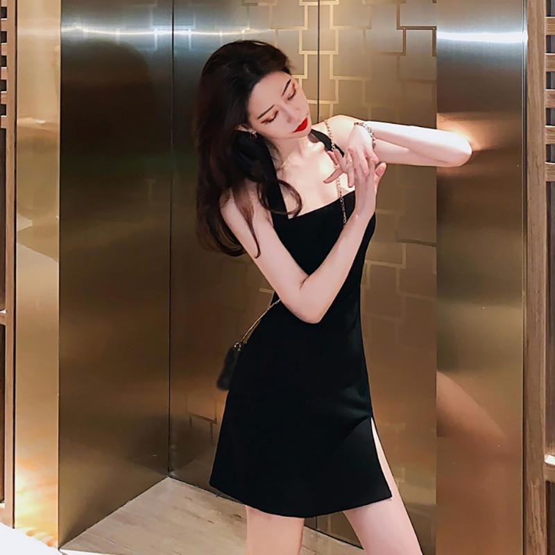 

Короткое сексуальное платье с облегающим плечами и висячим вырезом на шее