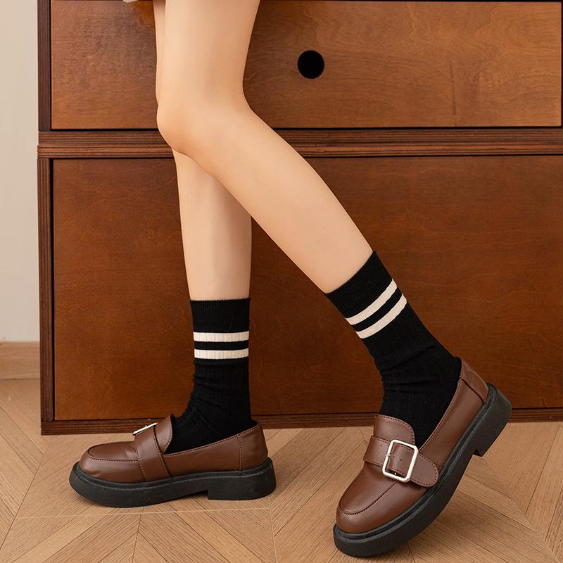 Damen Herbst und Winter Warme College Wind Vertikale Streifen Zwei Streifen In der Röhre Stapelsocken