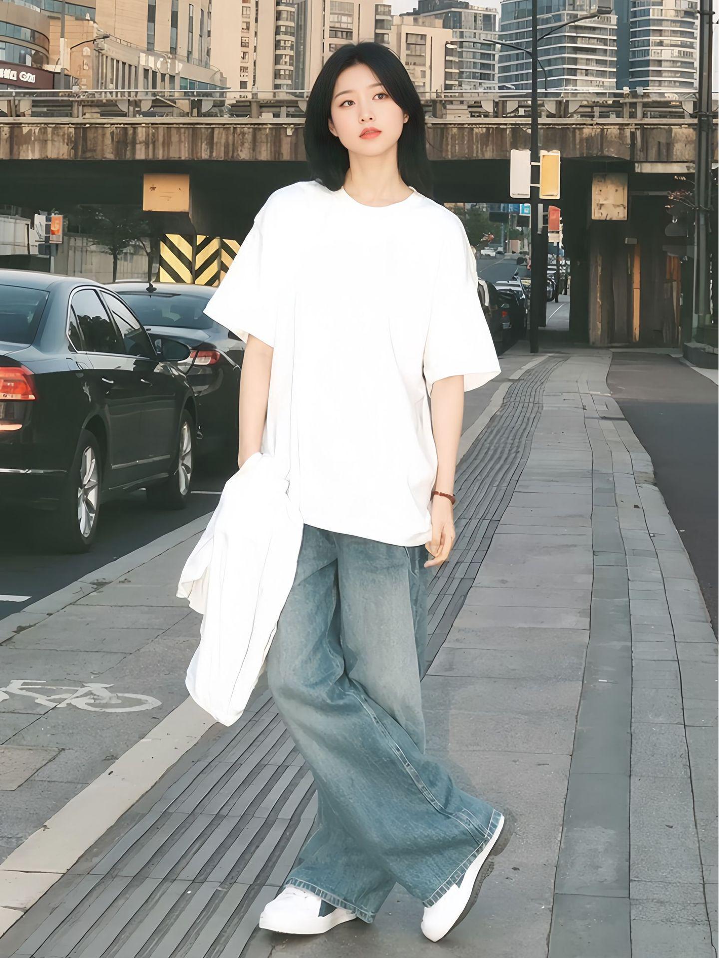 

Женская повседневная белая футболка с коротким рукавом - Весенне-летняя модель с круглым вырезом и свободным кроем XXXL (160-180 lbs)