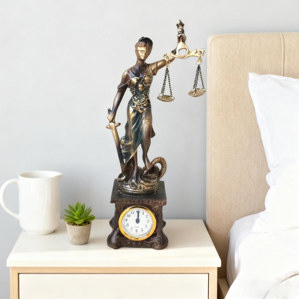 Lady Justice Statue Harzfigur Ornament Mit Uhr Waage der Gerechtigkeit Skulptur Für Zuhause Büro Arbeitszimmer Wohnzimmer Schlafzimmer