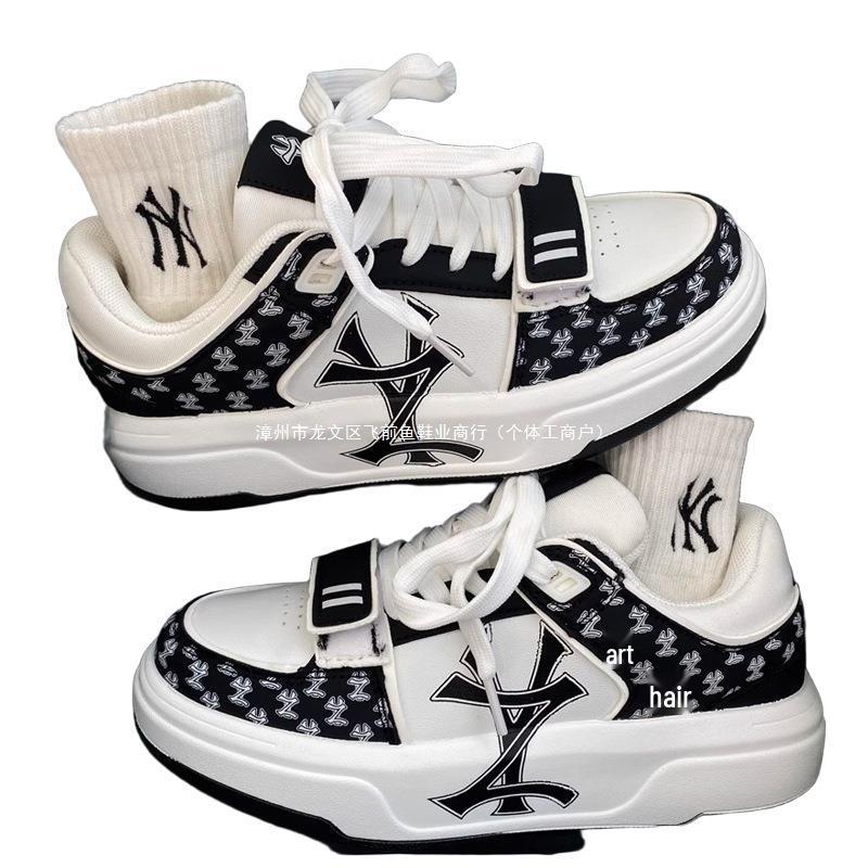 2025 Men's White Lightweight Versatile Thick-Soled Casual Sports Shoes