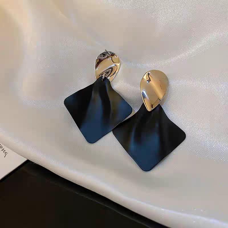 European and American pleated geometric earrings, fashion temperament, design sense, light luxury, niche personality, exquisite trend earrings