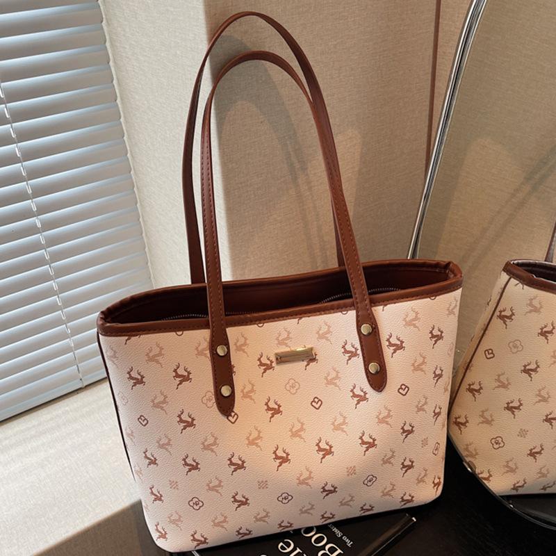 A Large-capacity and Stylish Tote Bag for Fashionable College Students' Classes