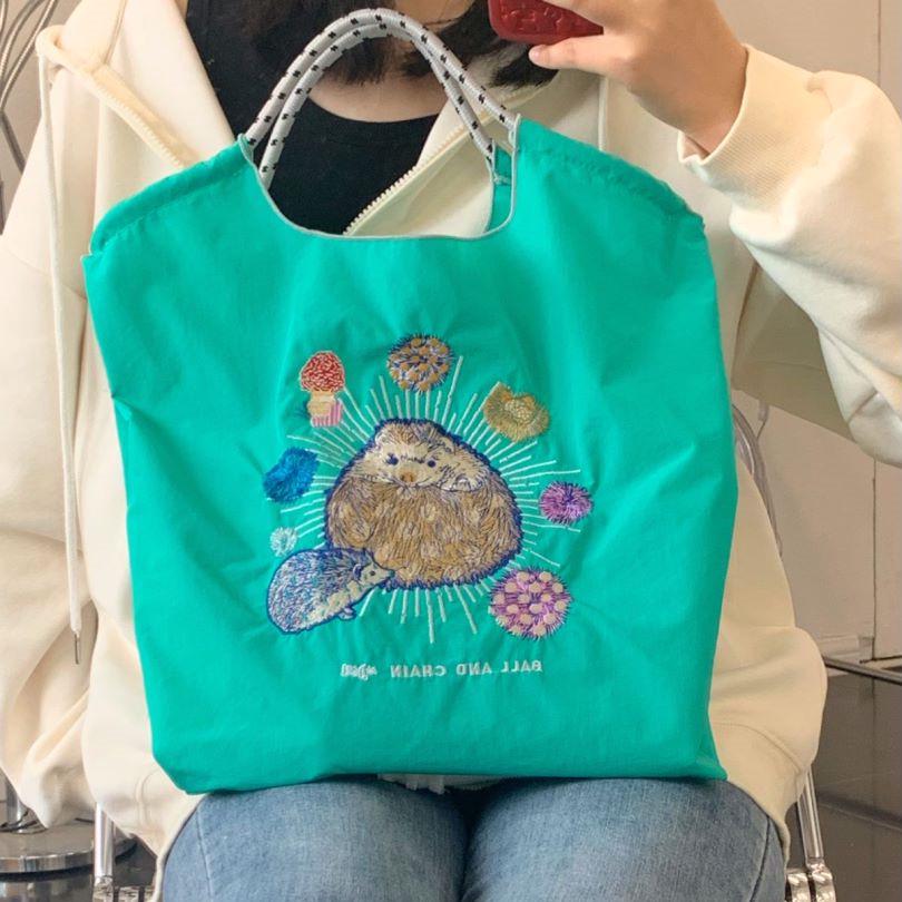 Büyük Kapasiteli Katlanabilir Bayan İşlemeli Kanvas Çanta – Çevre Dostu, Taşınabilir Çapraz ve Omuz Çantası