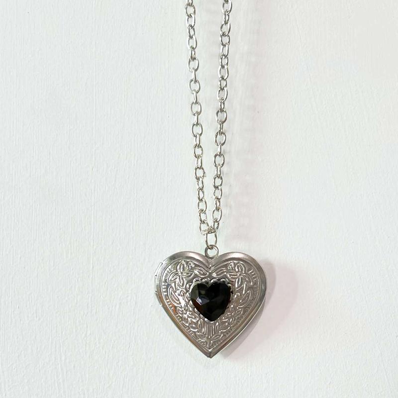 Baroque Vintage Heart-Shaped Photo Box Pendant Necklace Jewelry Photo Picture Locket