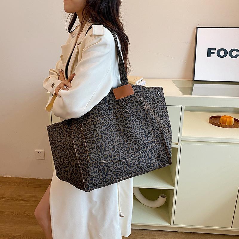 Leopard print large-capacity casual handbag women's new personalized fashion trend commuter shoulder underarm tote bag