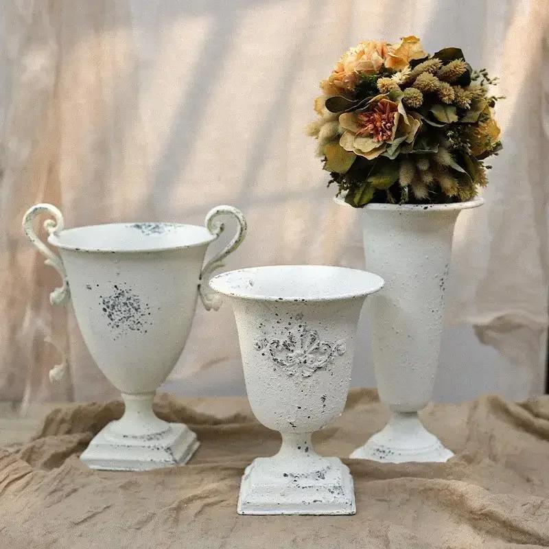 Weiße Retro Klassische Eisenkunst Vase Garten Schreibtisch Simulierte Blumentopf Für Blumenarrangement Hochzeit Feiertag Party Dekorieren