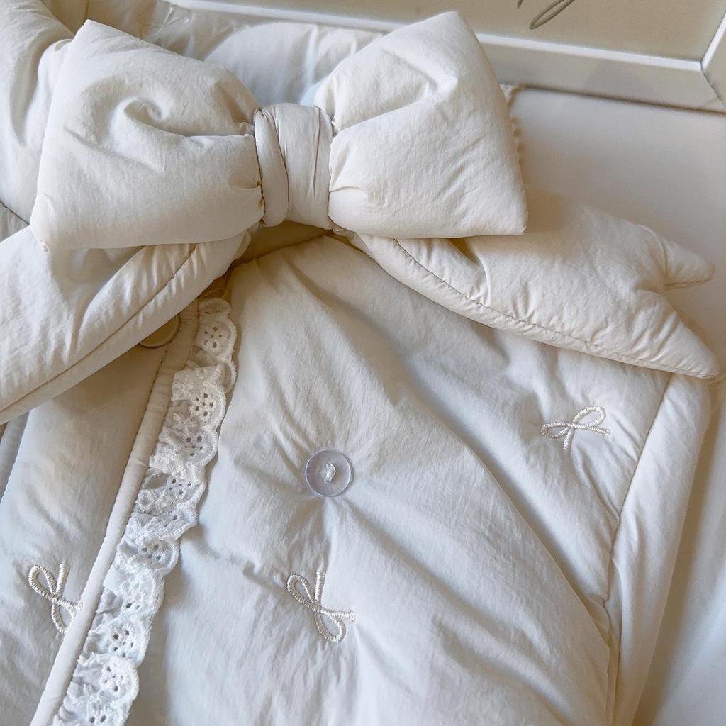 Wintermantel für Mädchen mit Schleife: Stilvolle, warme Baumwolljacke mit langen Ärmeln und Spitzenbesatz