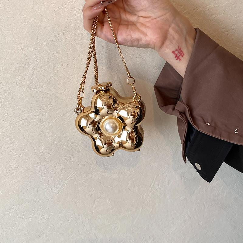 

Butterfly metal mouth red envelope new fashion women s mini decorative shoulder messenger chain bag