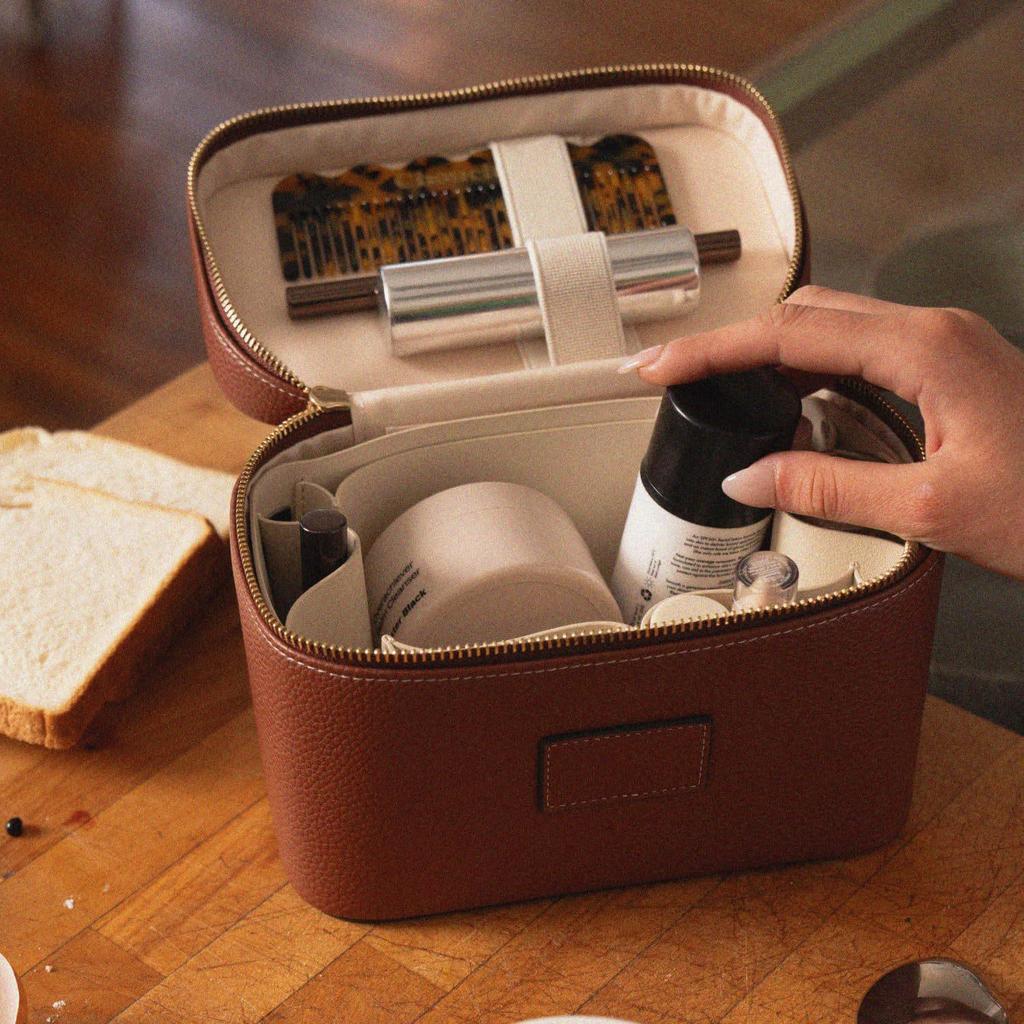 Tragbare Kosmetiktasche aus Cross-Grain-Leder mit goldener Hardware - Reise-Organizer für Make-up und Hautpflege