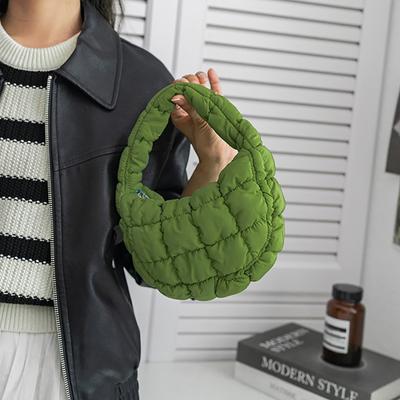 Miniaturowa torba typu tote z pikowanym kółkiem, elegancką fioletową miękką nylonową wyściełaną torbą na klucze, prostą modną torebką