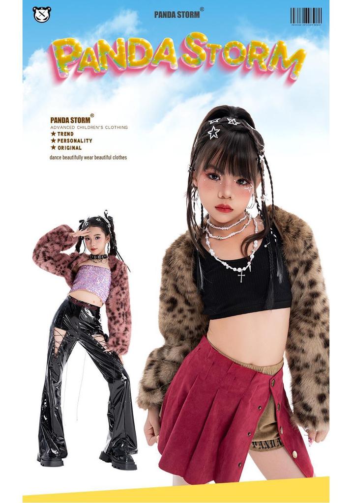 Set alla moda con giacca in pelliccia e pantaloni lunghi a stampa leopardo per performance di danza jazz per bambine