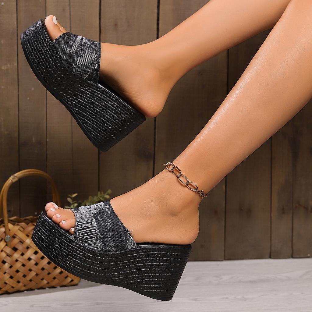 Grandes tailles denim talon compensé cool pantoufles femmes 2024 été semelle épaisse extérieur pour augmenter la hauteur et affiner muffin romaines cool pantoufles