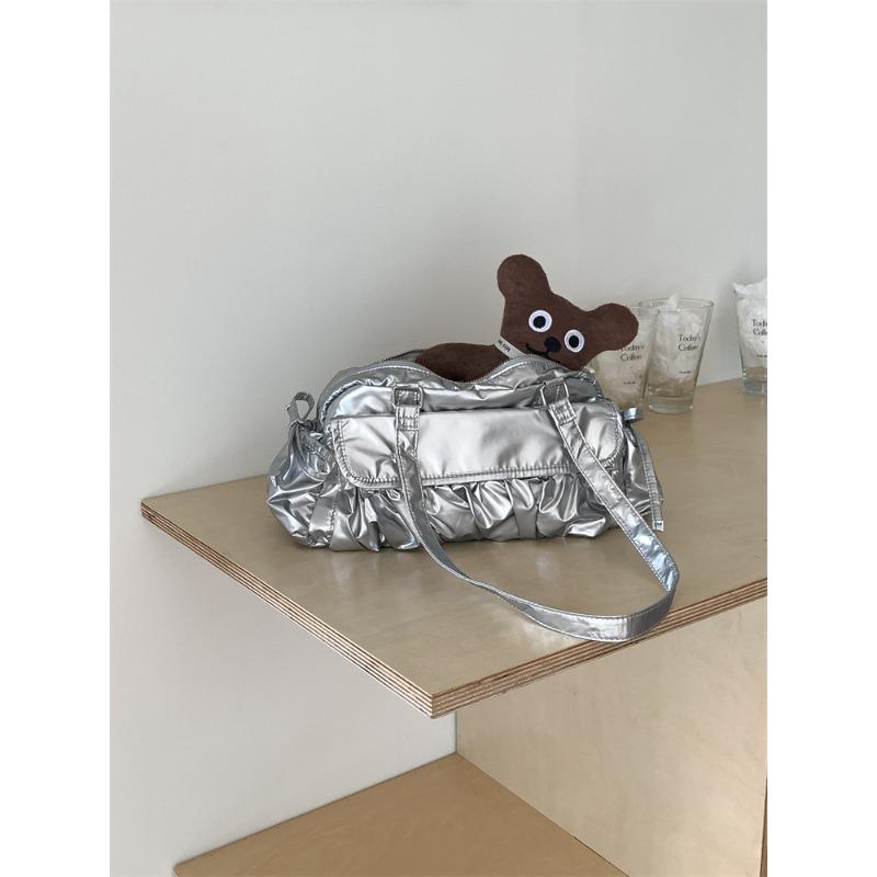 

Ручная сумка подмышку Женская нишевая дизайнерская нейлоновая универсальная складная сумка Большая вместимость Подушка Сумка через плечо Женская серебряный