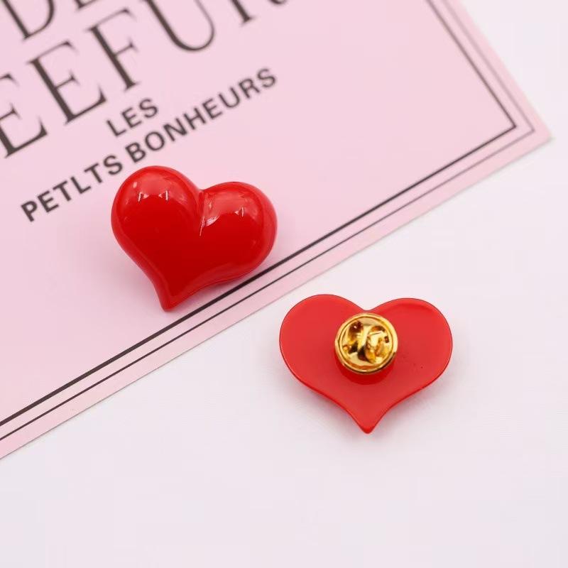 

Cute Red Heart Badges for Woman Mini Cartoon Heart Resin Button Decorative Pins Lovers Gift Pins Clothes Bag Decorations L