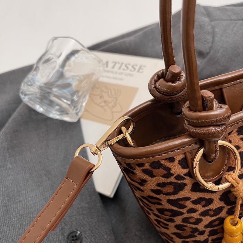 Fashionable Leopard Shoulder Bag Crossbody Handbag Matte Single Strap Handbag Versatile Design for Young Adults