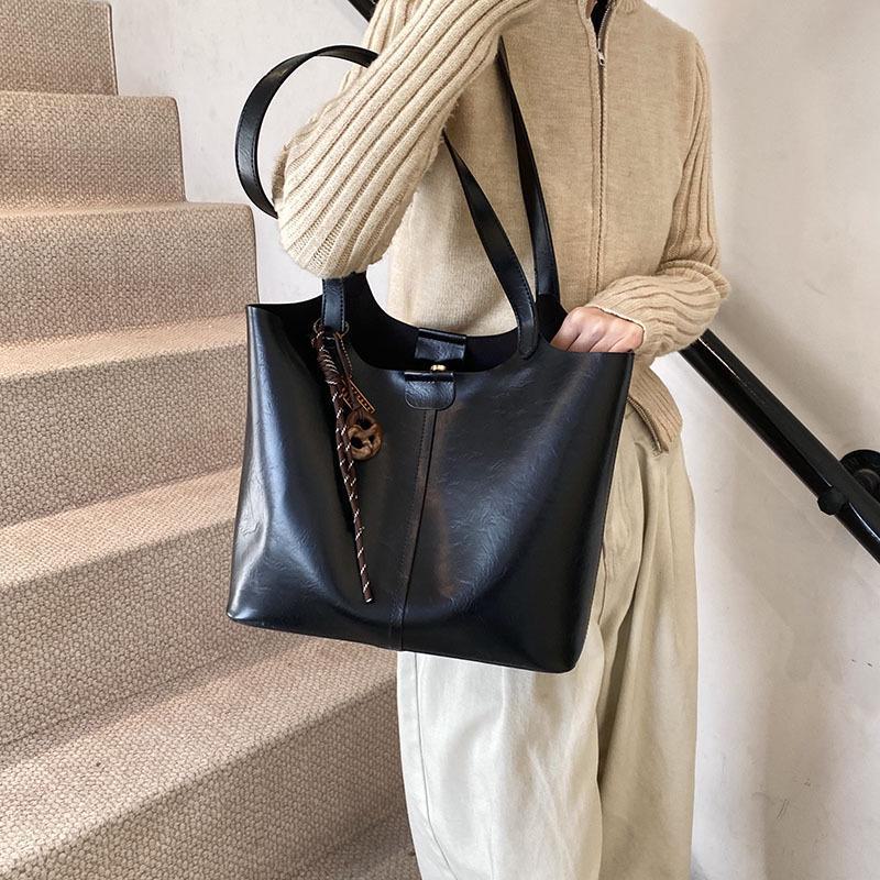 

Женская зимняя сумка-тоут для поездок на работу 2024 года: Высококачественная текстурированная сумка большой вместимости через плечо и через руку with pendant чёрный