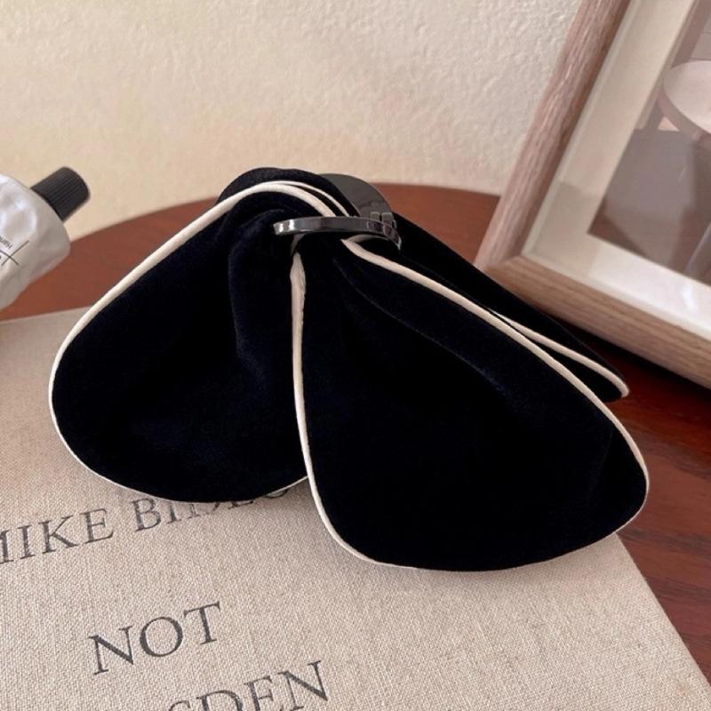 French Vintage Velvet Triangle Hair Clip Women'S Autumn Winter Updo Shark Clamp Korean Style Hair Accessorie