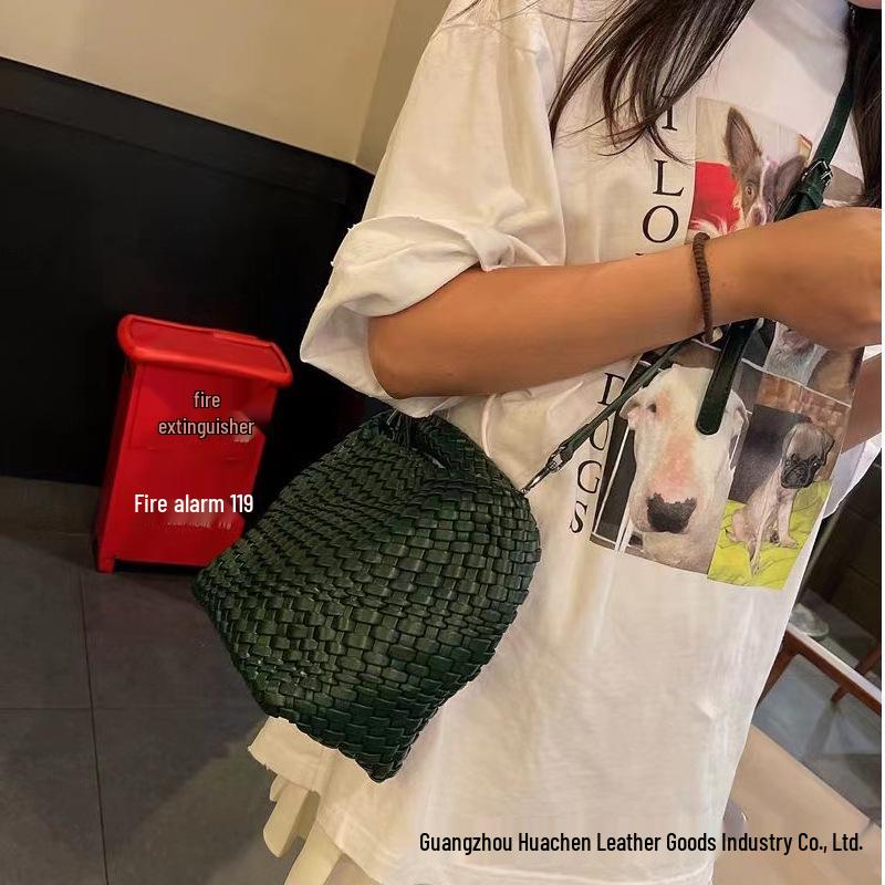 2024 Korean-Style Woven Women's Bag: Fashionable, Large-Capacity, Cross-Border Design for Everyday Use