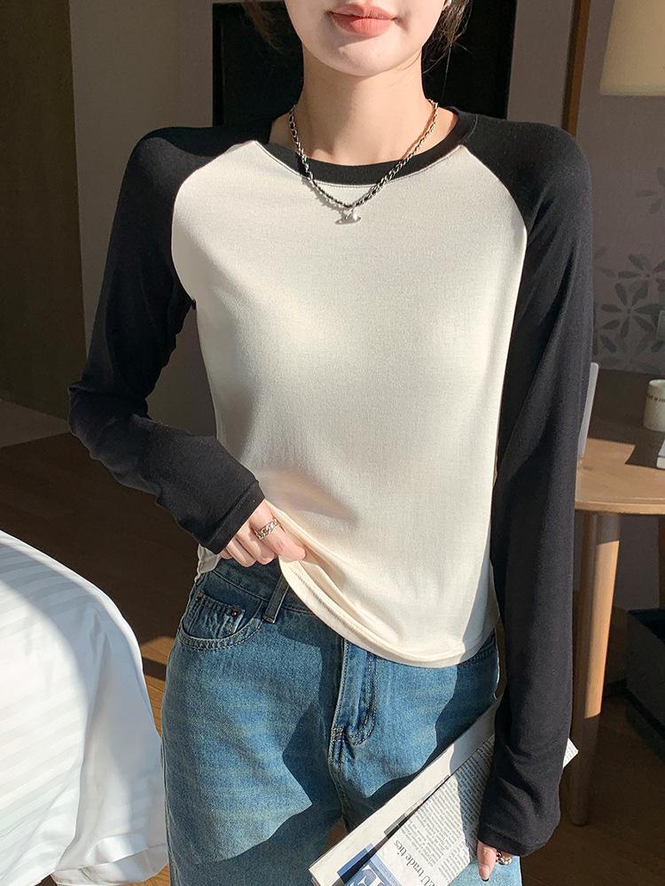 Women's Black and White Patchwork Long Sleeve Retro Slim Fit T-shirt, 2026 Spring/Autumn, Round Neck Base Layer.