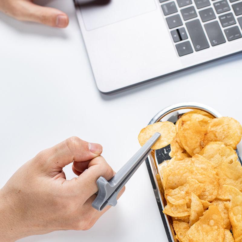 4 Stück Fingerstäbchen Snack-Stäbchen für Gamer Lustige Stäbchen Gamer-Stäbchen Snack-Klammern Gamepad-Zubehör Mobil