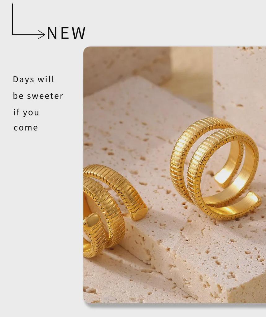 Europäisch-amerikanischer Titanstahlring mit geometrischem Faden, 18 Karat vergoldet, nicht verstellbar.