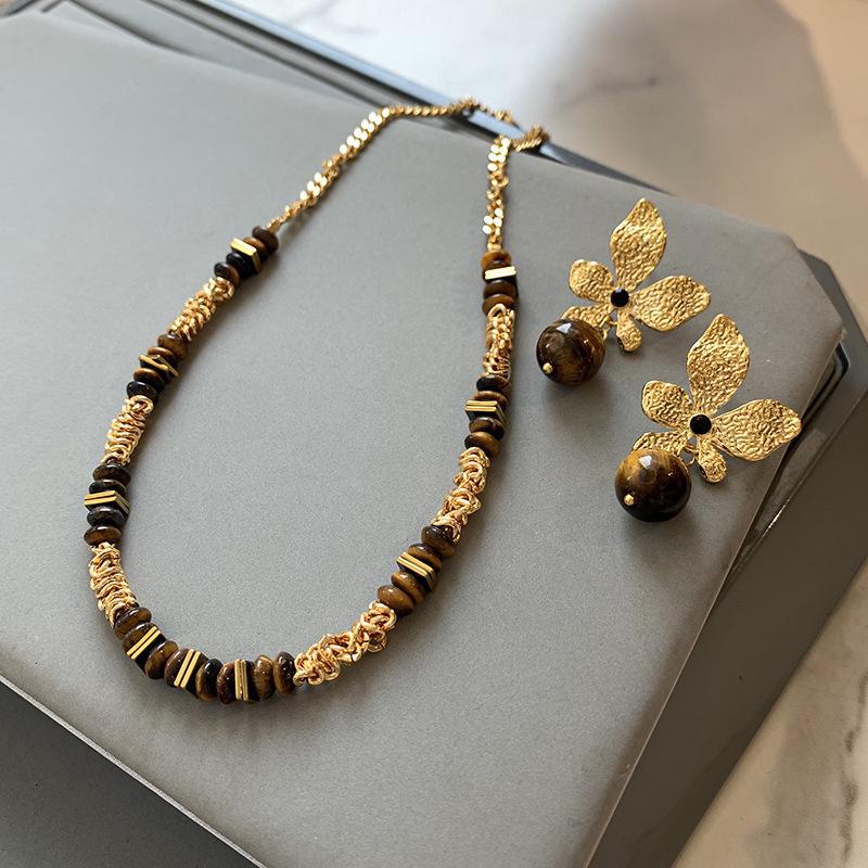 Naszyjnik z Kamienia Tygrysie Oko i Pozłacane Kolczyki w Kształcie Kwiatów - Styl Retro Średniowieczny, Wszechstronny, Damski Łańcuszek na Obojczyk.