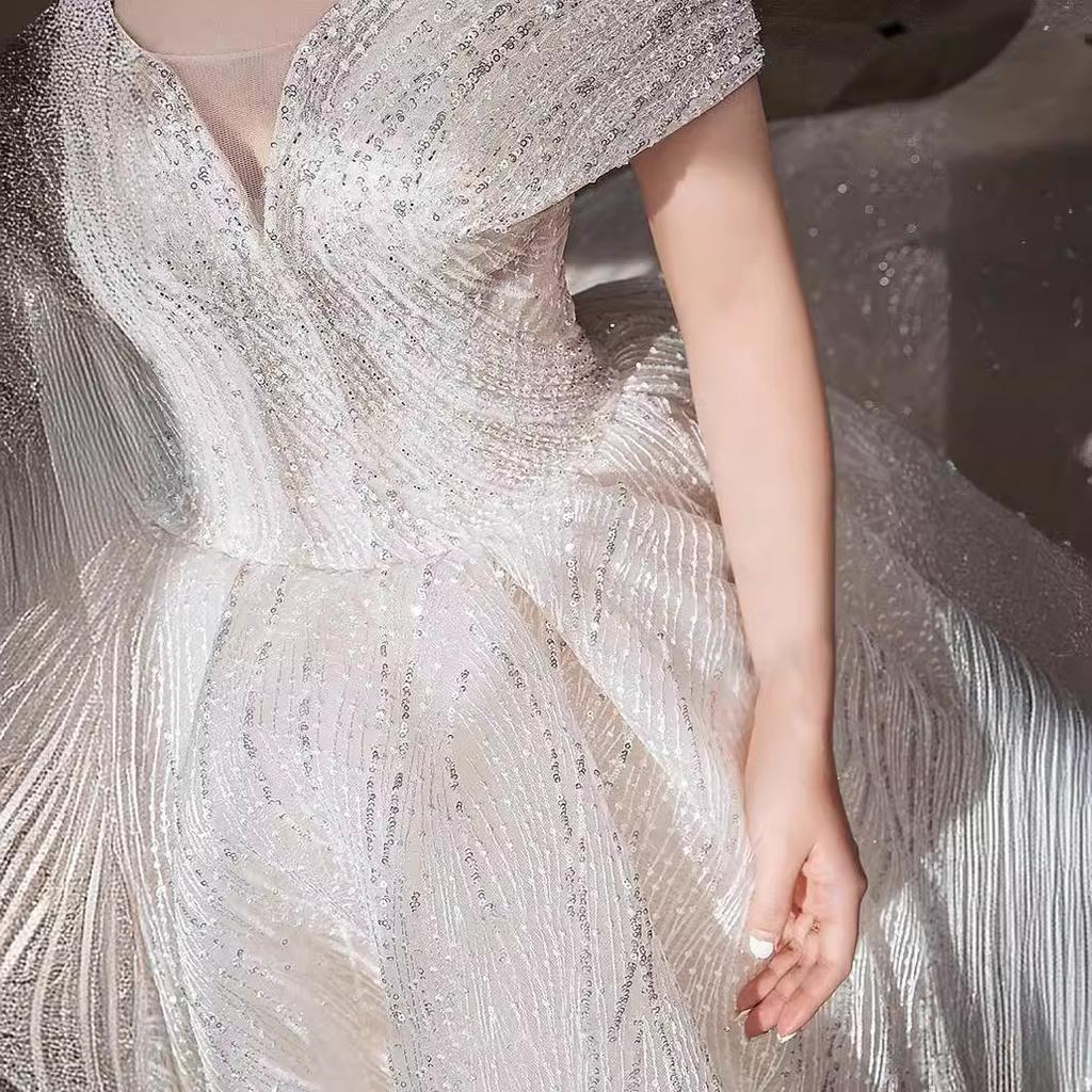 Vestido de Noiva Estrelado com Decote em V - Vestido Luxuoso Estilo Audrey Hepburn, Vestido de Baile de Princesa Brilhante com Cauda Longa