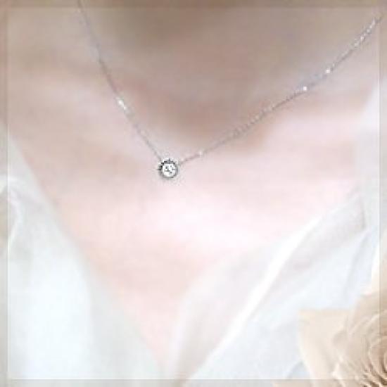 18K Yellow Gold Diamond Pendant Necklace with a Milluchi Flower Design SI Grade 0.10ct [F-D Color, Colorless, Transparent] [Jewelry]