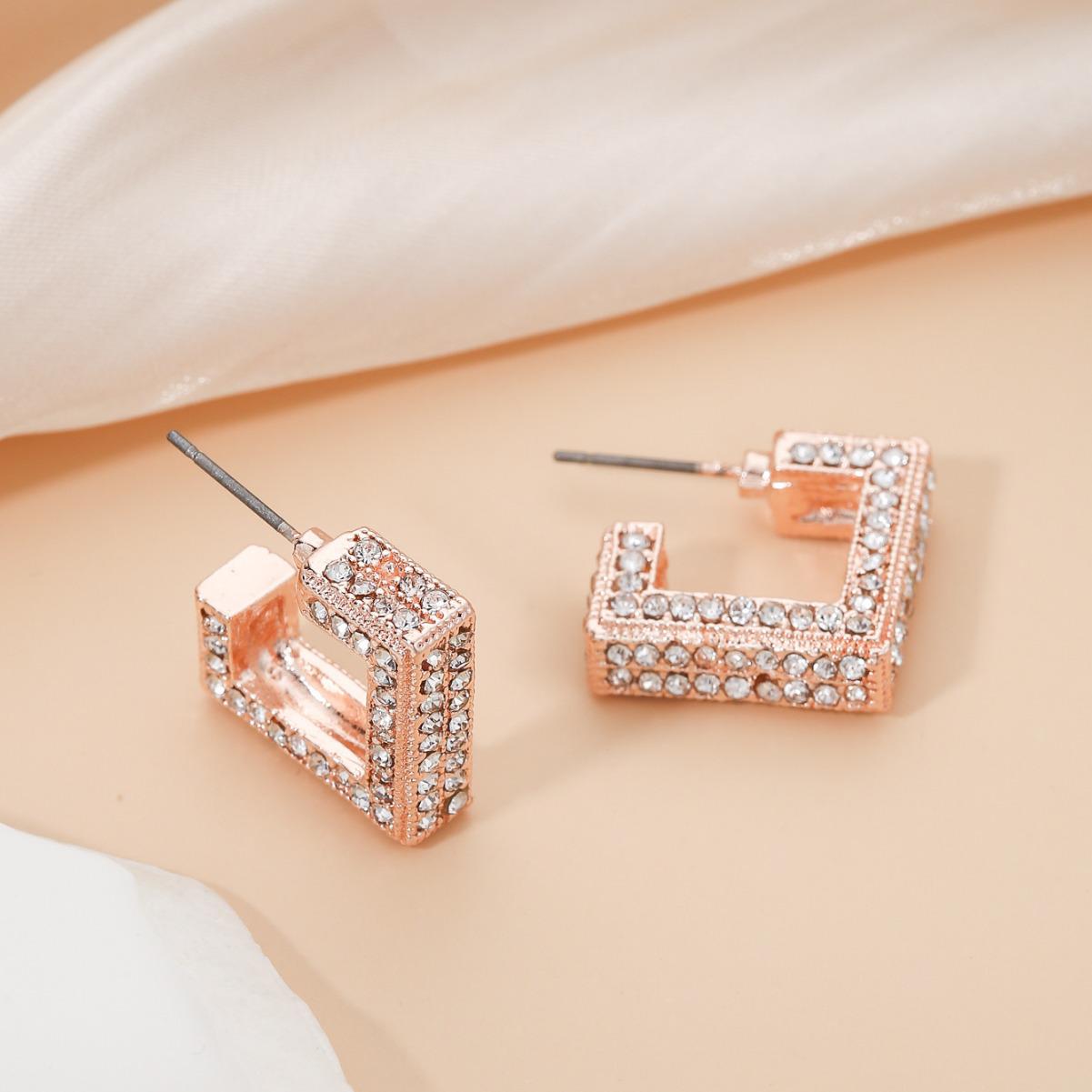 

Корейские геометрические квадратные серьги-пусеты с паве из бриллиантов - Модные и элегантные