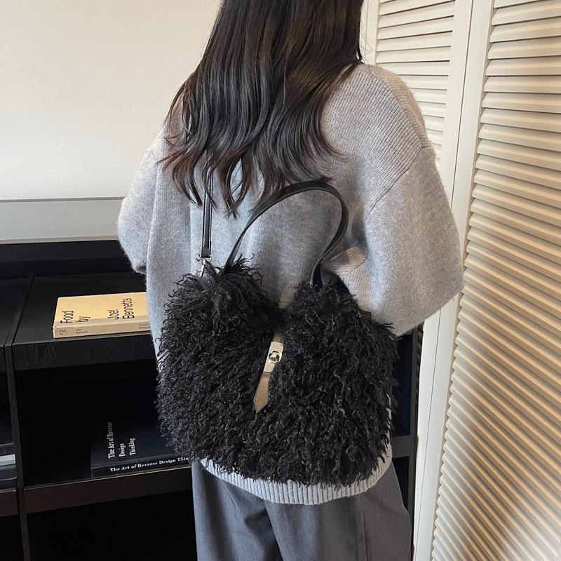 Niche Design Plush Bag Women's 2025 New Messenger Bag Single Shoulder Underarm Bag Autumn and Winter Popular Plush Bag
