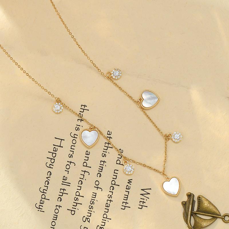 European American Heart Necklace Women's Popular Accessories Vintage Pendant Design Fashion Versatile Collarbone Chain Jewelry