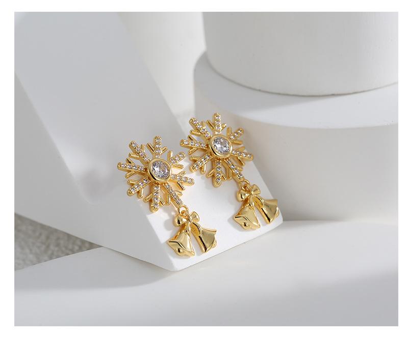 Boucles d'oreilles puces flocon de neige en zircon plaqué or - Bijoux de Noël élégants pour femmes