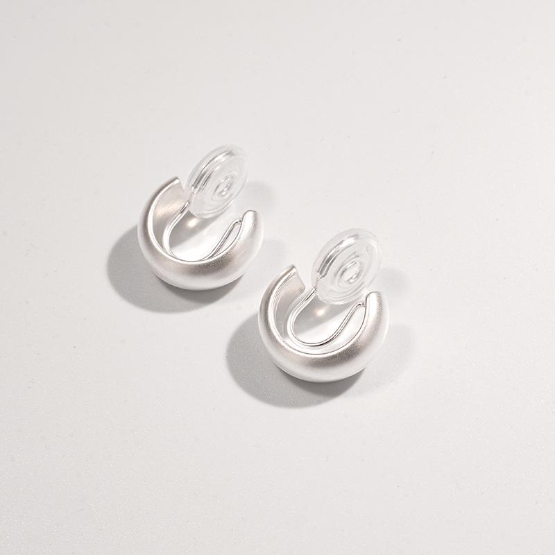 Chic No-Pierce Smooth Ear Clip Earrings for Women – Trendy & Versatile