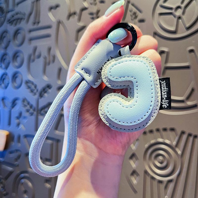 Creative Exquisite 26 English Letter Keychain Pu Leather Bag Hanging Charms Alphabet Keyring Ornaments Lucky Pendant Couple Gift