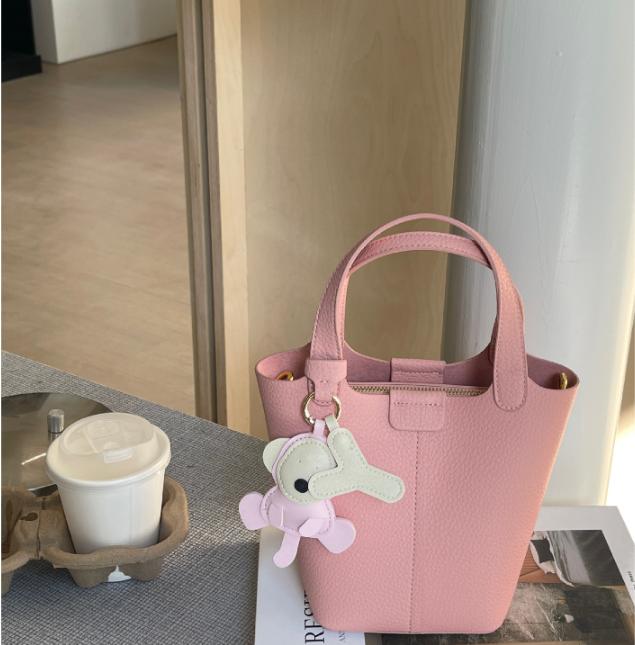 

Сумка из натуральной кожи женская 2025 новый стиль ручная сумка женская легкая маленькая роскошная высококлассная кожаная сумка сумка на одно плечо женская сумка 13x12.5x17cm розовый