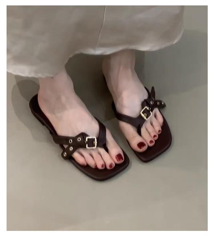 Flat-bottomed Belt Buckle Flip-flops for Women's Summer Wear 2025 New Sandals Design Sense Niche Foot-pinching Cool Slippers for Women