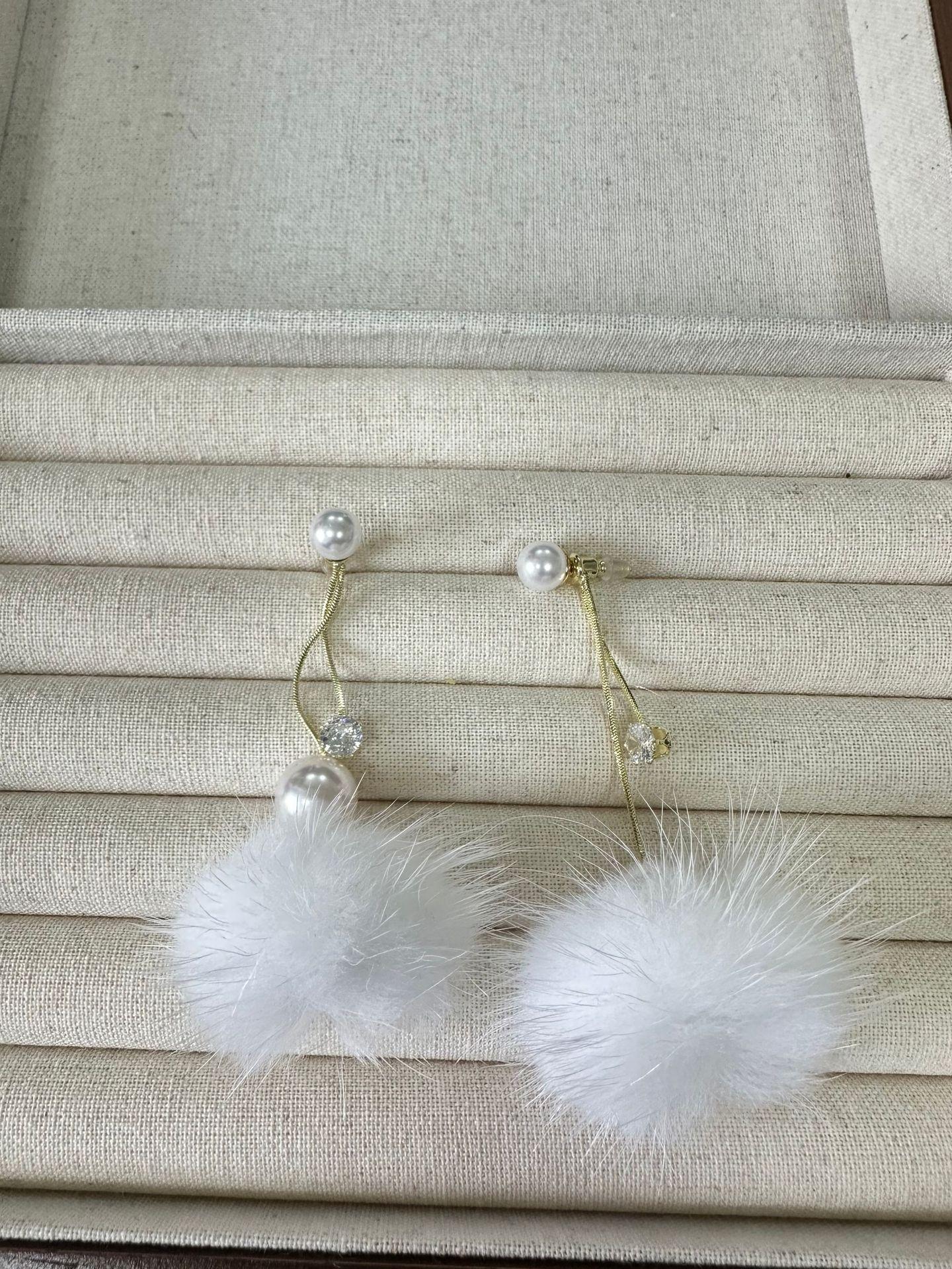 

[Snowflakes] Zircon Hairball Pendant Earrings, Gentle And Elegant Temperament In Autumn And Winter, Versatile Earrings, Light And Luxurious