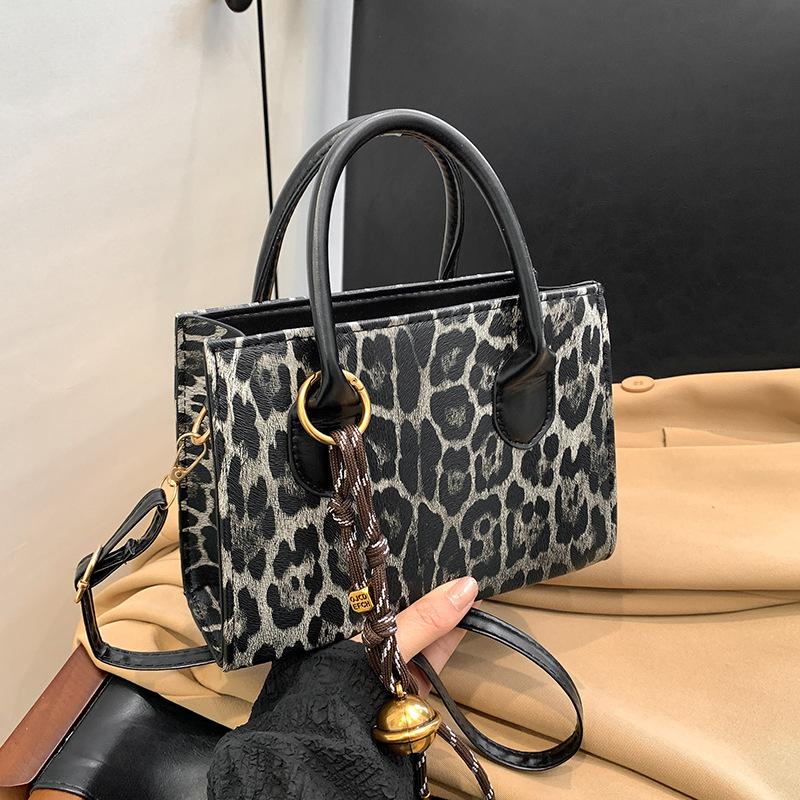 Fashion niche shoulder bag literary and simple popular portable women's bag new trendy messenger small square bag