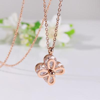 La collana in acciaio al titanio non è composta da quattro fiori, quattro catene a clavicola in oro rosa con trapano